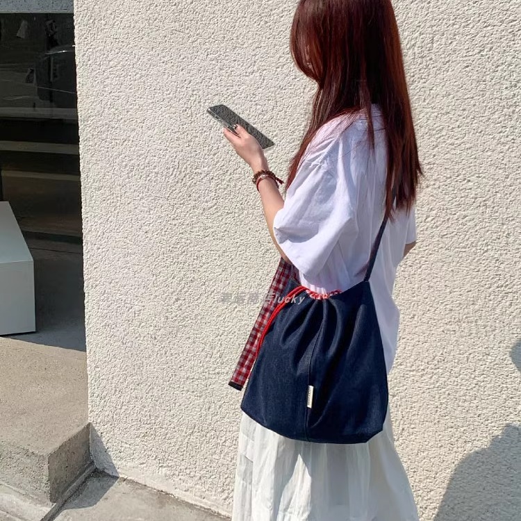幸运商店休闲牛仔格子两面水桶包牛帆布大容量斜挎包抽绳束口包