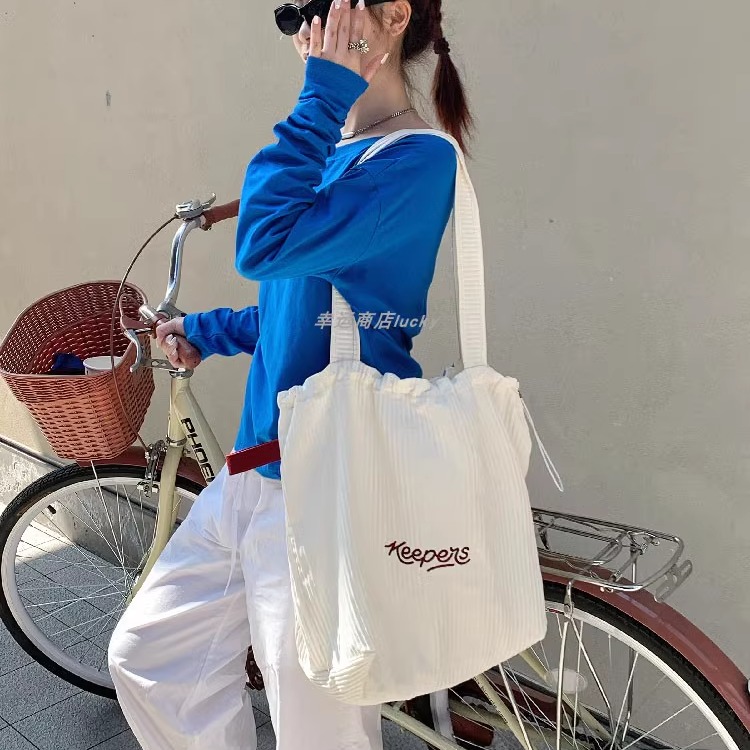 条纹肌理感字母刺绣抽绳单肩包