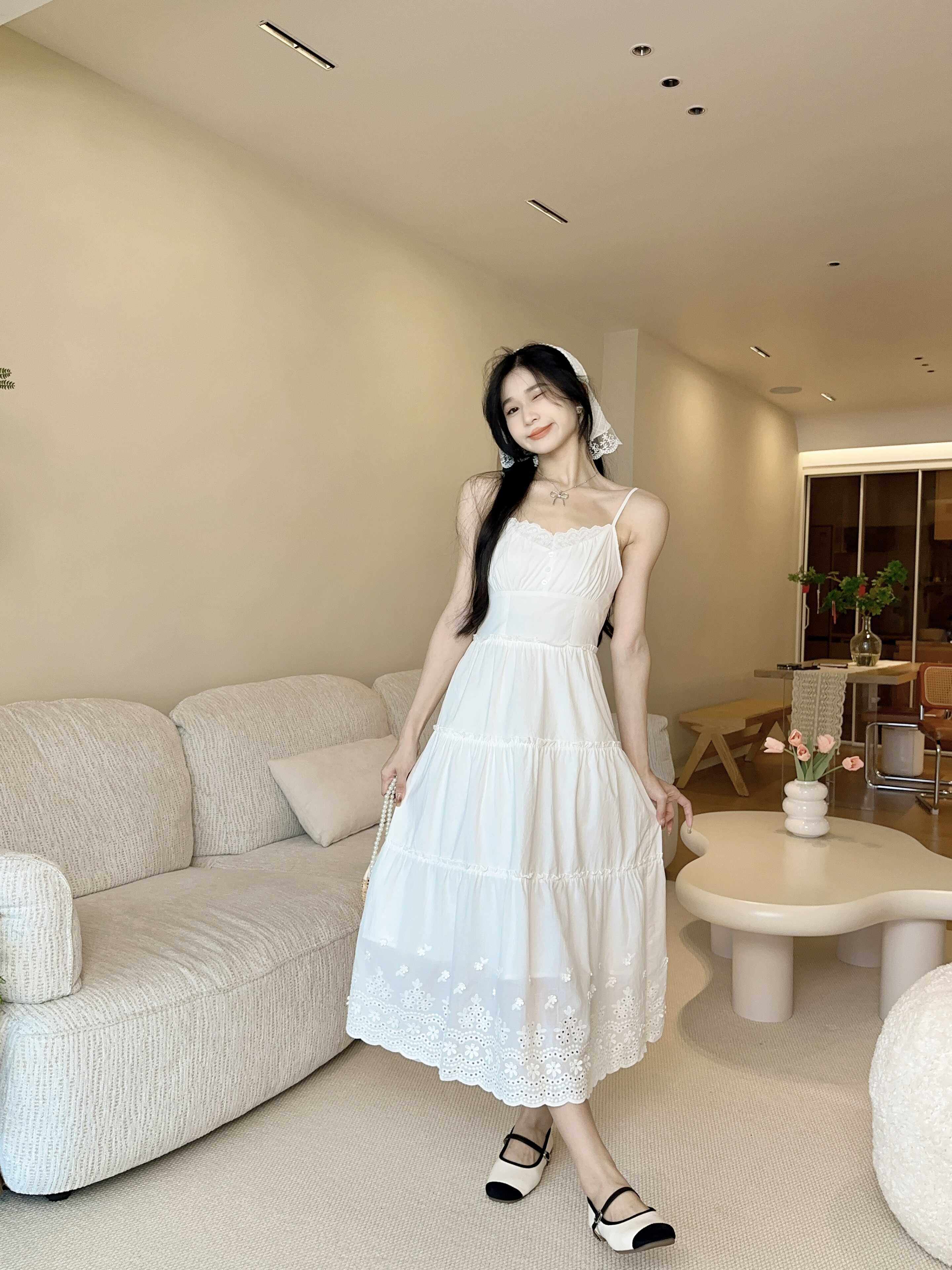 纯欲甜辣妹白色刺绣吊带连衣裙子女夏季2024新款纯棉立体刺绣长裙
