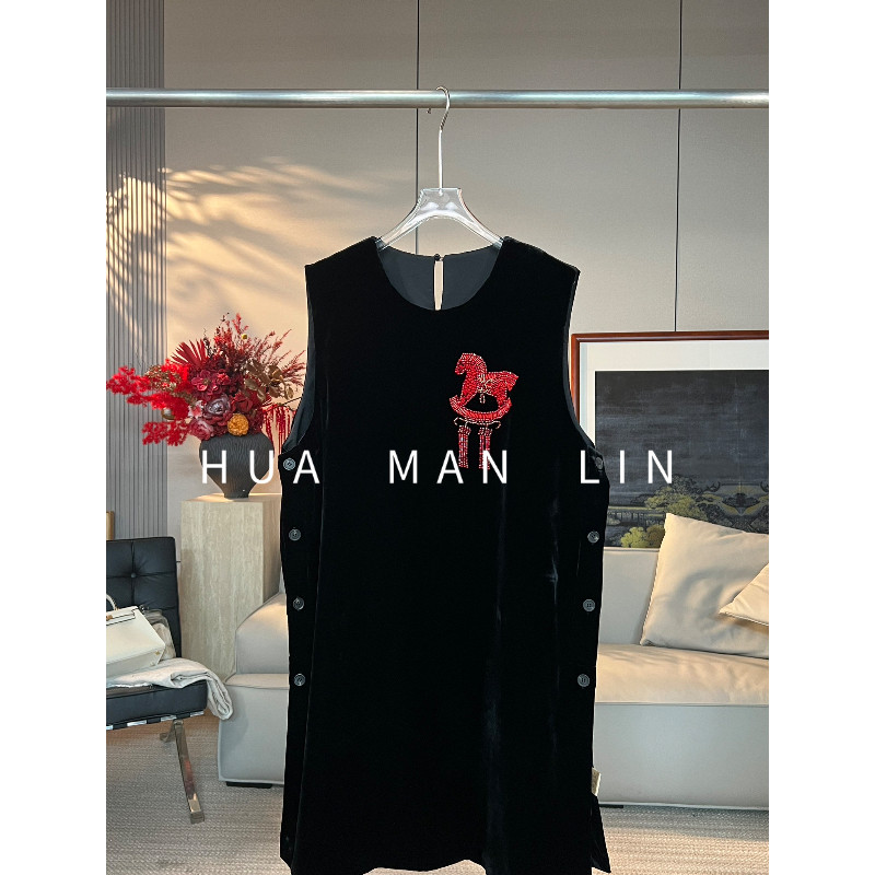 花滿林圆领后扣撞色钉珠小马两侧扣真丝桑蚕丝丝绒背心裙21901