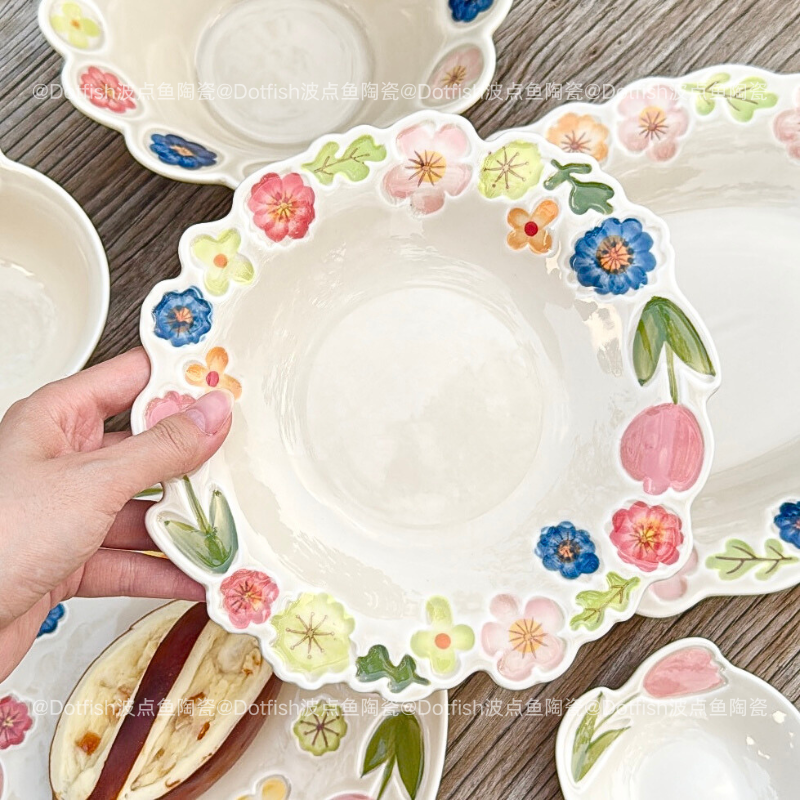 手绘的釉下彩花朵盘子