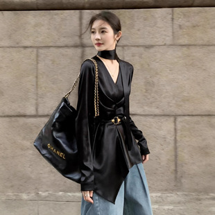 现货 独特漂亮黑色v领醋酸衬衫女款2026新款高级感又a又飒上衣