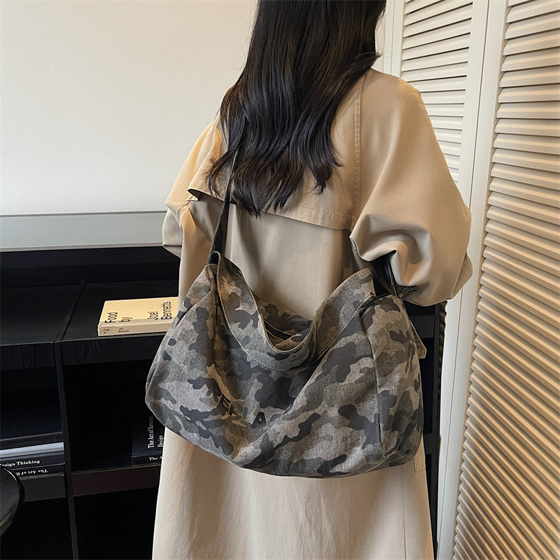 迷彩帆布大包2025新款个性豹纹潮斜挎包男时尚复古单肩包女托特包