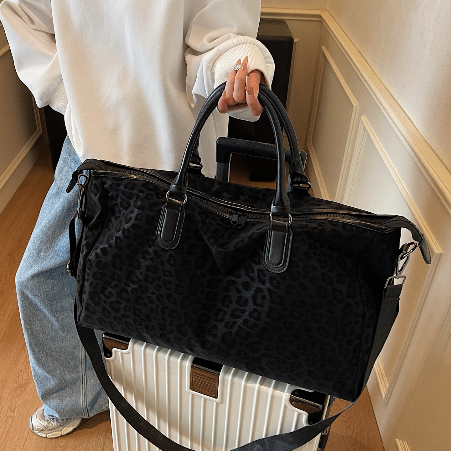 短途旅行包女黑色韩系大容量2025新款手提斜挎行李包收纳健身包男