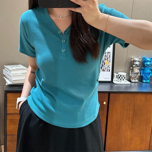 上衣 宽松遮肉显瘦T恤女百搭纽扣V领设计感短袖 特大码 200斤夏新款