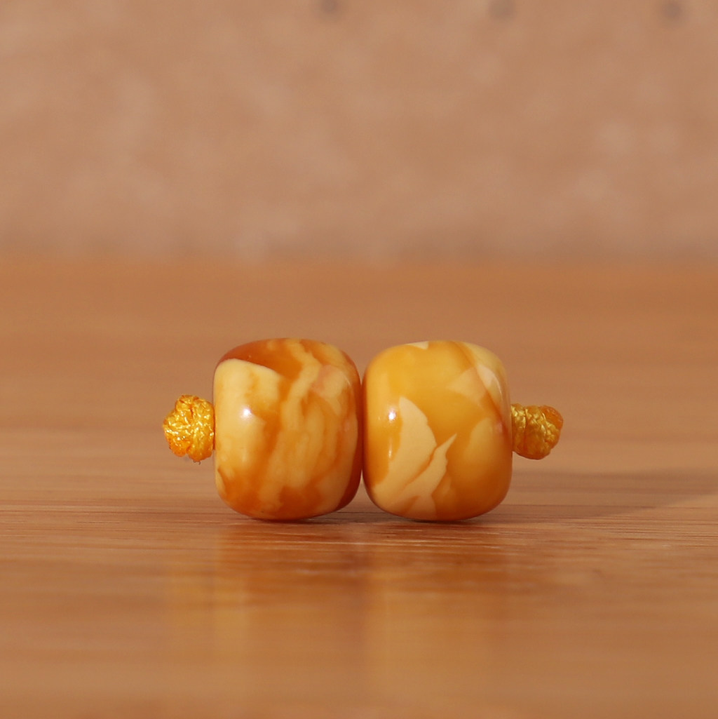 728号7.3mm。帝廷正品俄料蜜蜡老蜡老型珠对珠精品高货黄皮花纹 - 实物图