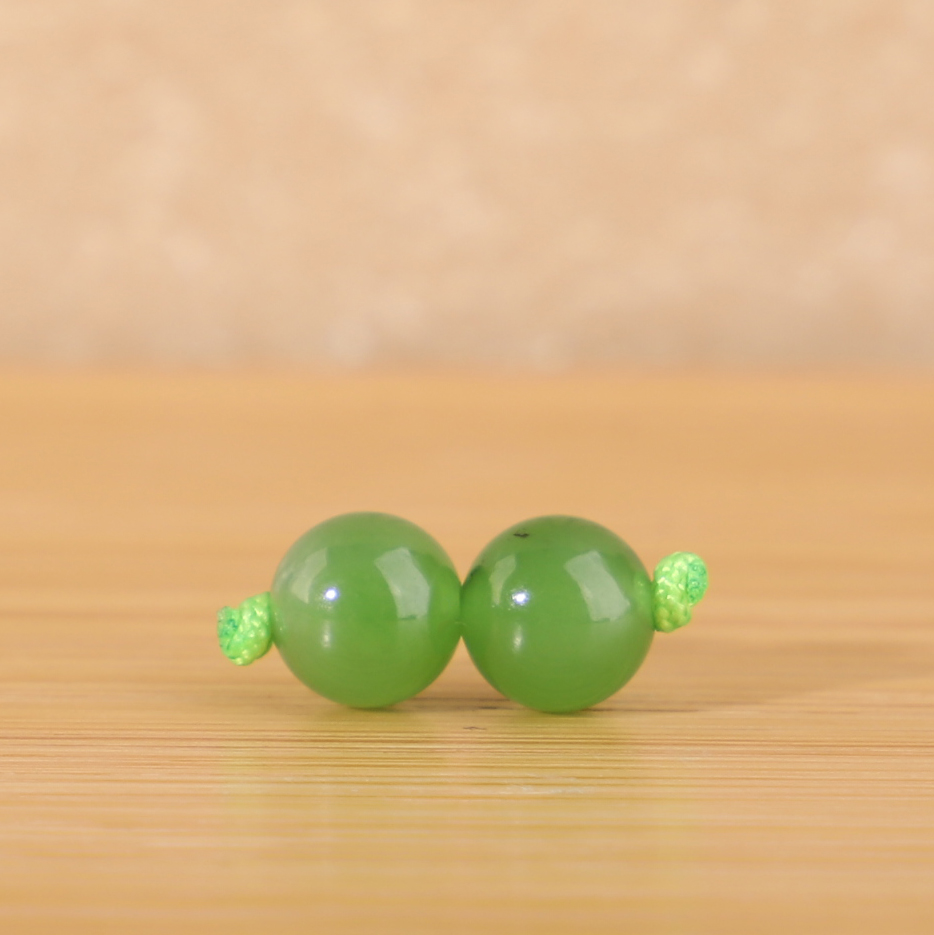 天然碧玉乌兰海圆珠苹果绿嫩绿