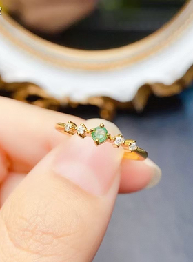 天然祖母绿戒指，S925银镶嵌、简单大方颜色搭配极美。主石3*3mm