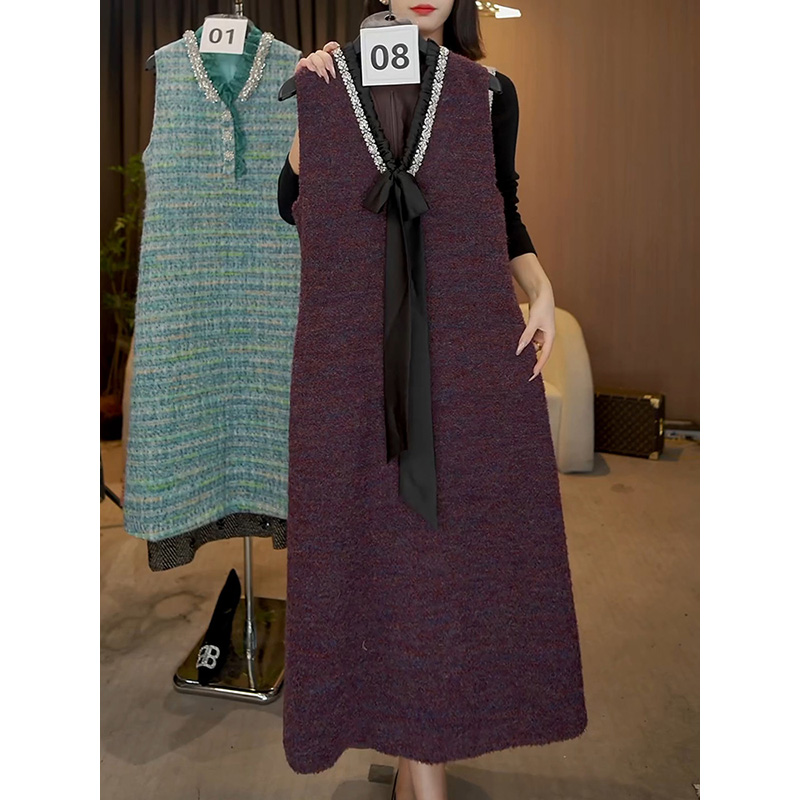 轻奢洋气重工镶钻V领背心裙女2025冬季新款时尚减龄遮肚显瘦A字裙