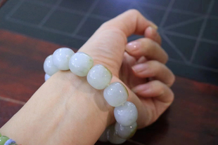 且末糖白手串16*15老型珠重86克新疆和田玉糖白飘墨点