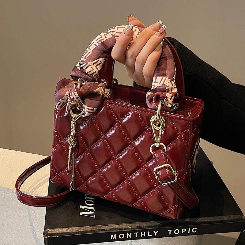高级感红色漆皮包包女2025新款时尚洋气菱格斜挎包结婚新娘手提包