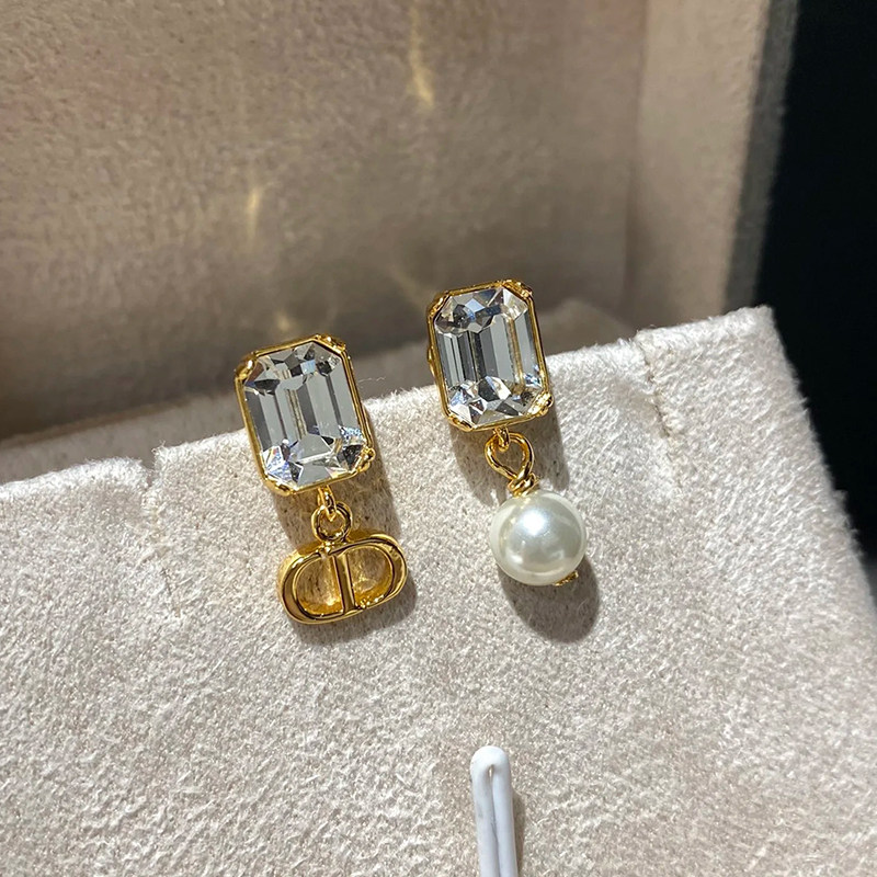 D家新款珍珠吊坠耳环女CD不对称