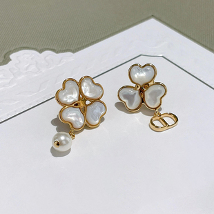 春夏甜美新款白贝母四叶草不对称CD珍珠耳环女王玉雯同款百搭耳饰