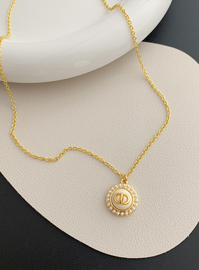 字母CD圆形纽扣珍珠项链女轻奢小众ins风高级感锁骨链百搭颈链