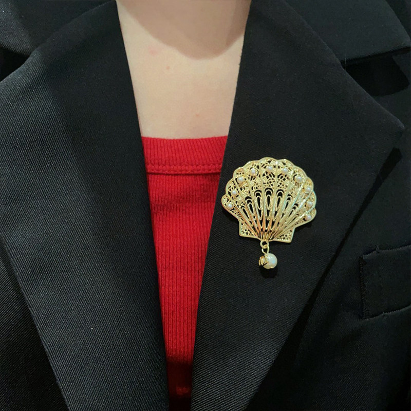 字母镂空CD扇贝珍珠胸针女欧美个性扇形别针2026年新款百搭胸花