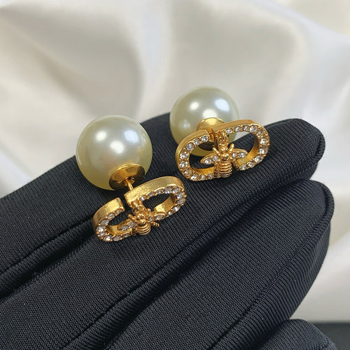 奥米迪奥新款蜜蜂珍珠耳钉女个性气质高级感镶钻两戴字母耳环耳饰