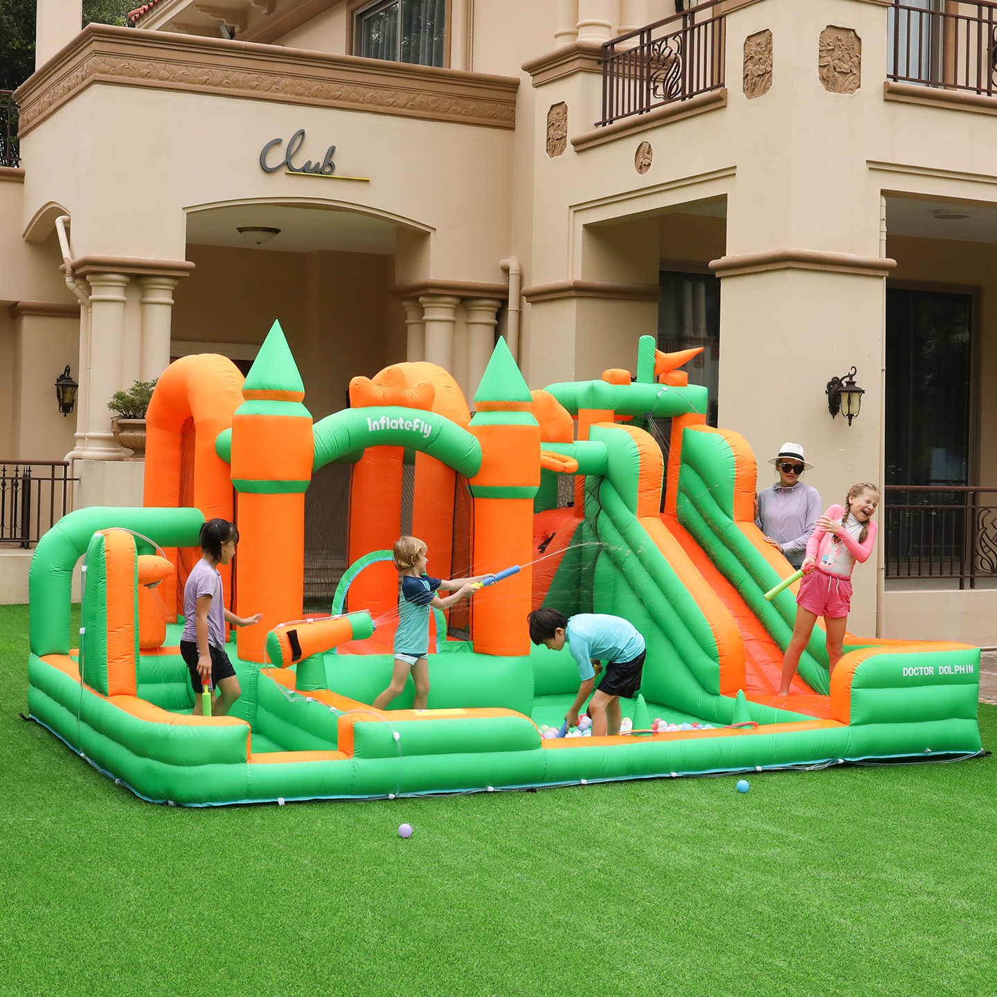 博士豚喷水充气城堡蹦蹦床滑滑梯