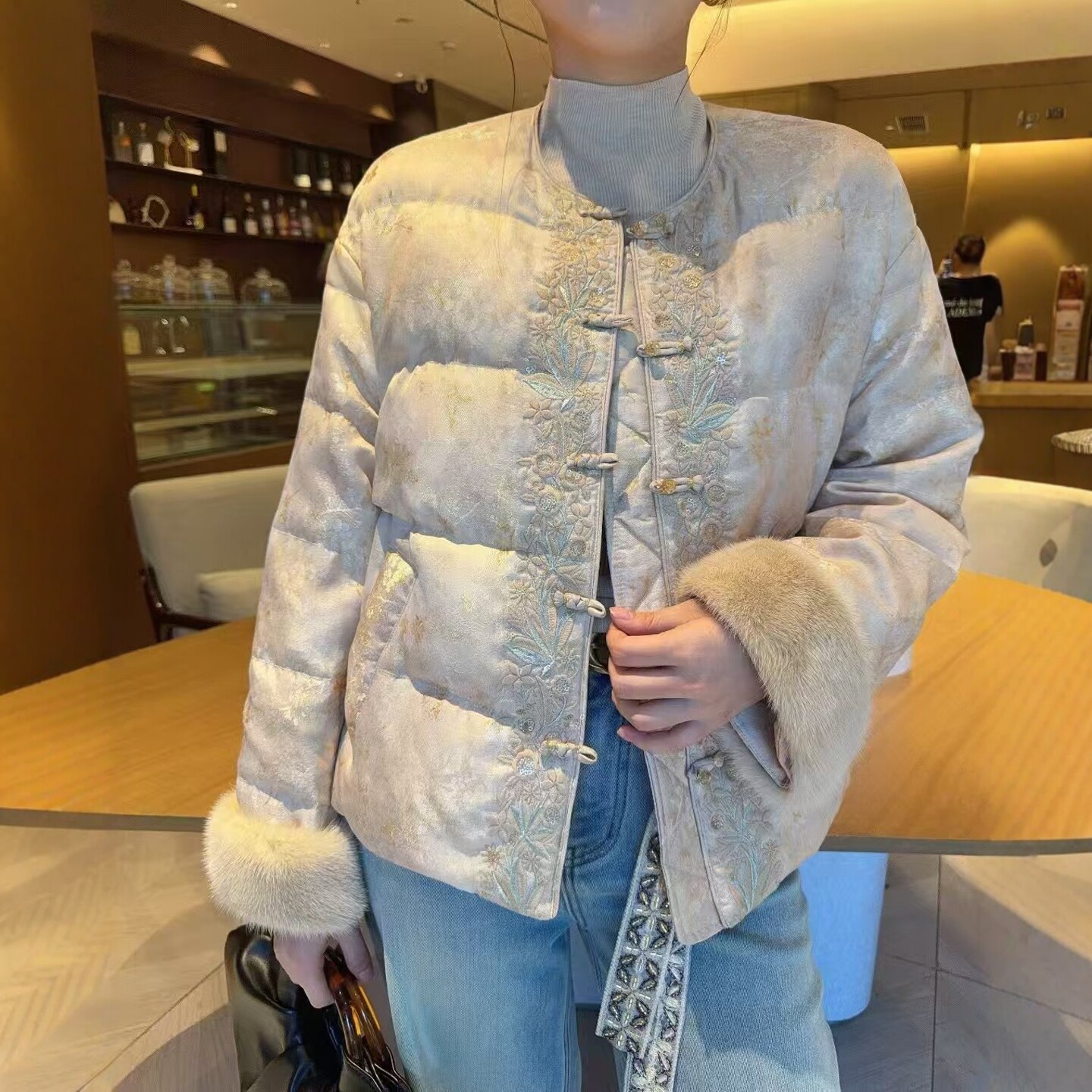 251683刺绣拼水貂毛袖鹅绒羽绒服