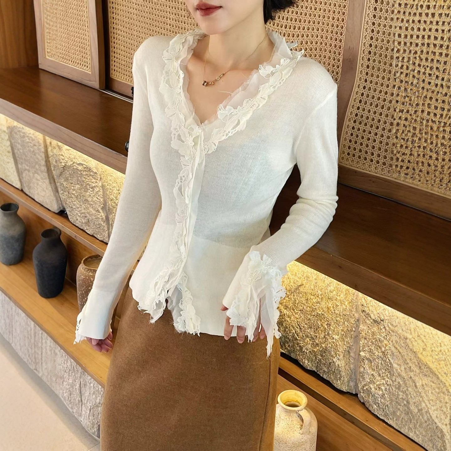 蕾丝花边V领开叉喇叭长袖针织衫