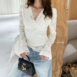 欧洲站2025冬季新款V+.COM设计感V领加绒蕾丝衫女喇叭袖修身上衣