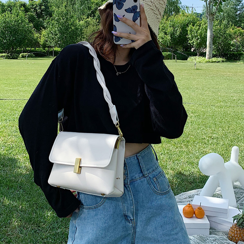 北包包法国小众腋下包包女包2020新款潮夏流行单肩斜挎百搭法棍包