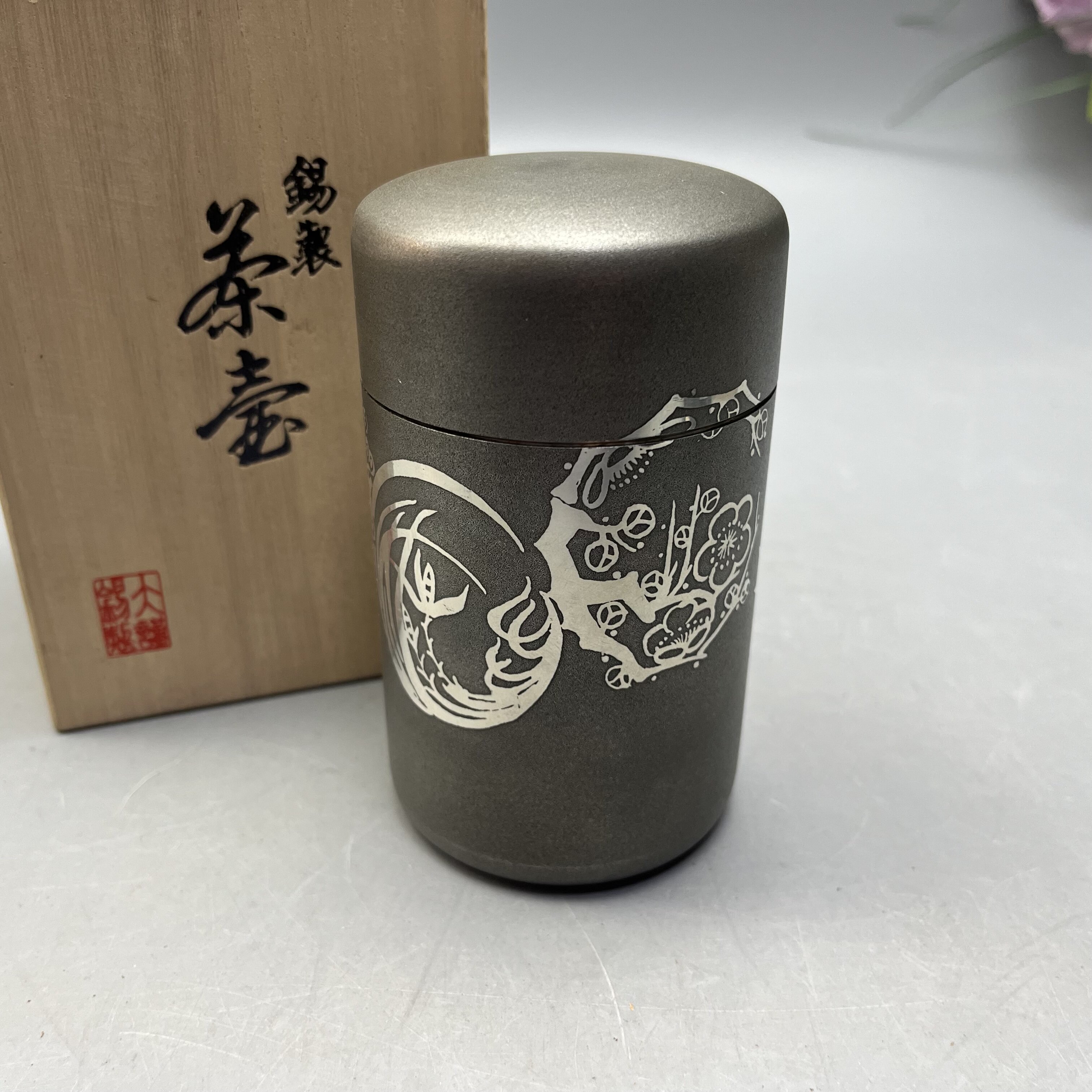 日本乾茂号造锡罐，重560克，高11.5厘米，直径6.5厘米，带原木盒