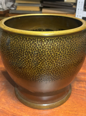 日本锤纹老铜火钵，重3.93公斤，高25.5厘米，直径27厘米。