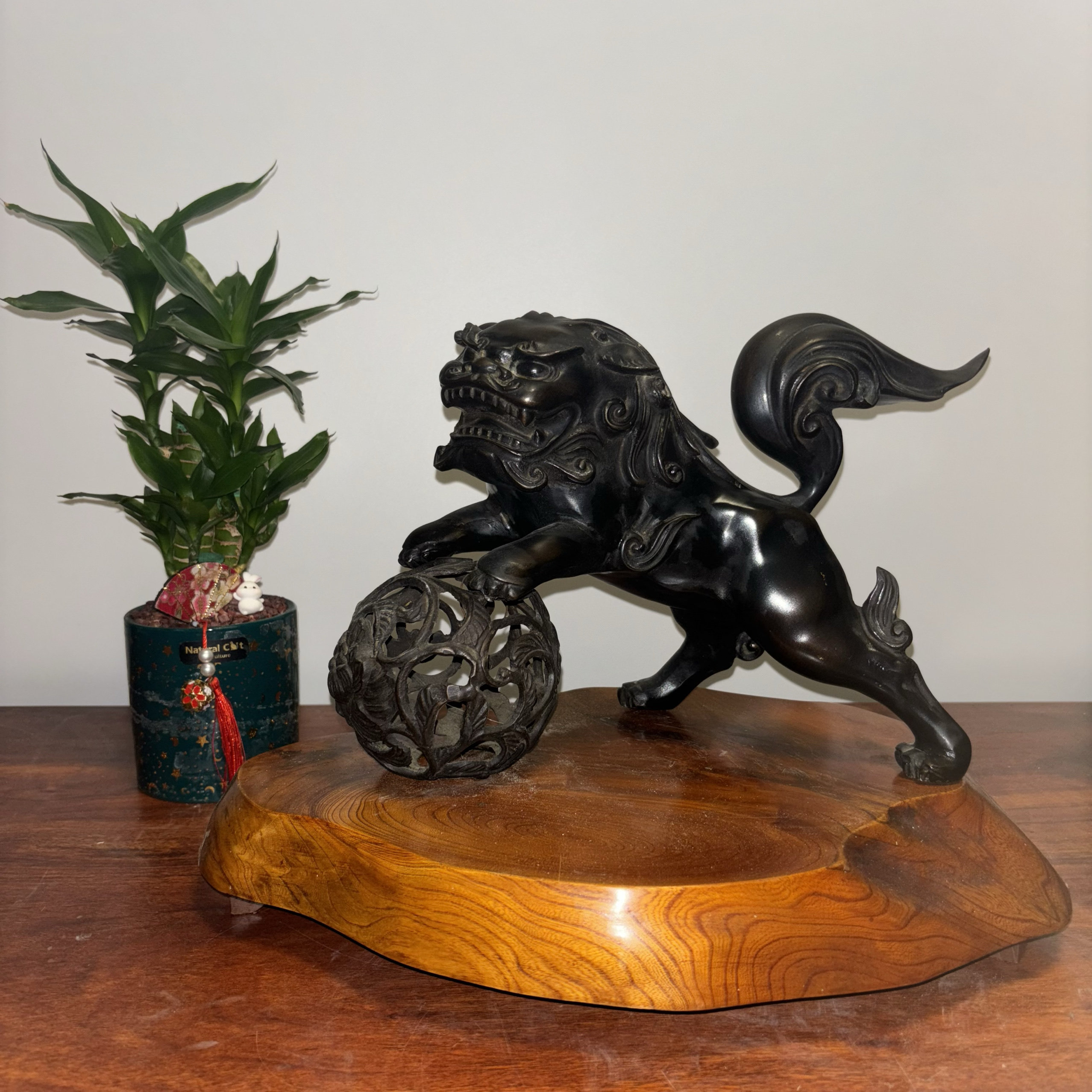 日本作精美包浆老铜狮摆件，重5.2公斤，高22厘米，宽33厘米。