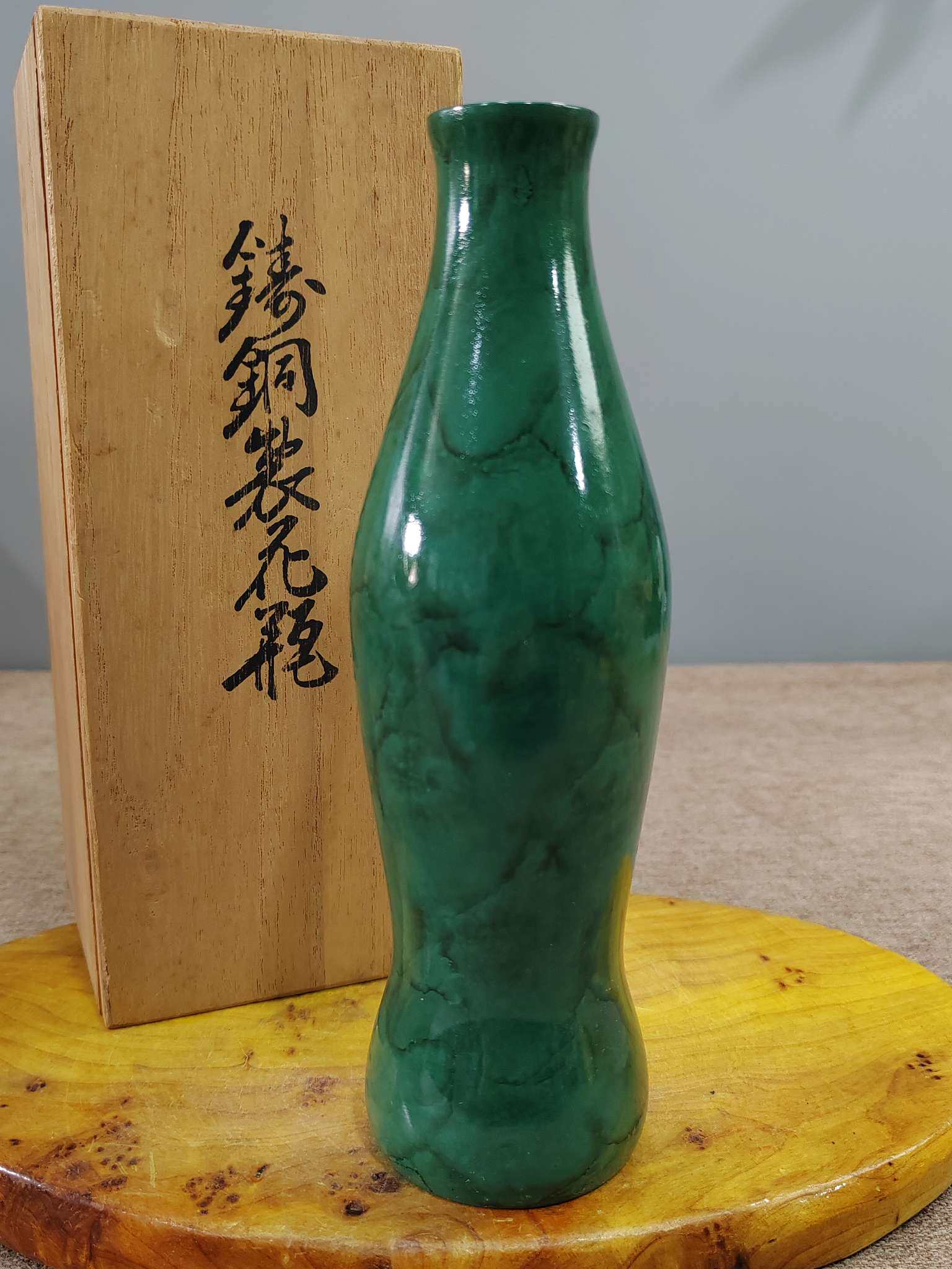 日本产带原盒老铜花瓶一个,重273克,高18厘米,口径2.7厘米。