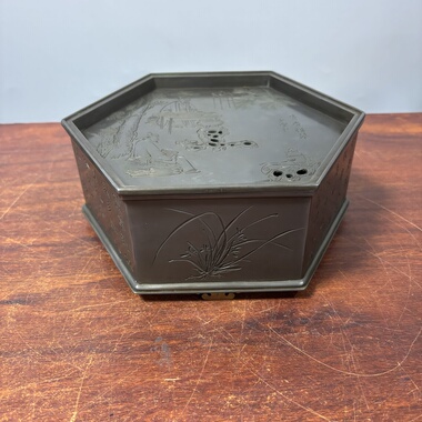 图文故事图锡制壶承，重1935克，长20.5厘米，宽18厘米，高8.5