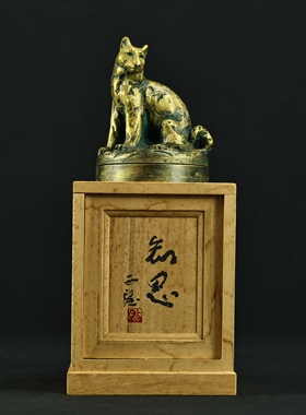 日本人间国宝北村西望作铜狗印泥盒，重860克，高12厘米，宽9厘米