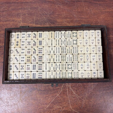 日本老竹骨麻将，牌尺寸长1.8厘米，宽2.5厘米厚1.2厘米，骨厚0.6