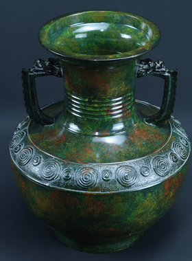 日本昭和时期秀山作双龙耳老铜花瓶，重3.93千克，高30厘米。