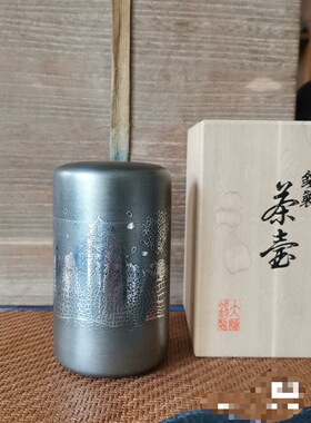 日本乾茂号造锡罐，重550克，高11.8厘米，直径6.8厘米，带原木盒