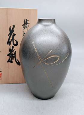 日本三枝惣太郎作老铜花瓶，重865克，高19厘米。