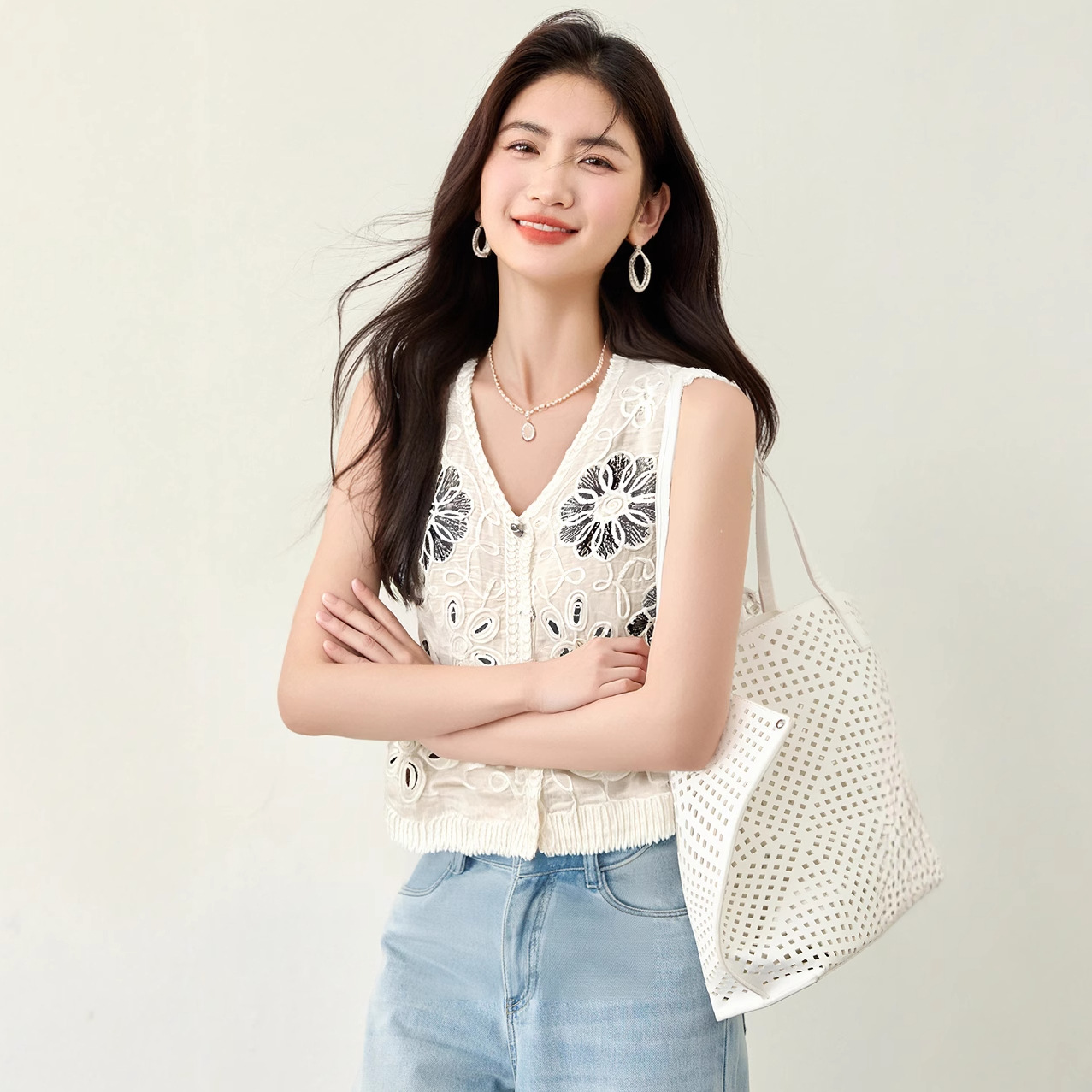 小香风V领外穿背心女2025夏季新款设计感钩花小个子短款无袖上衣