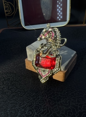 新款专场骏马红色水钻别针皇冠配饰B23