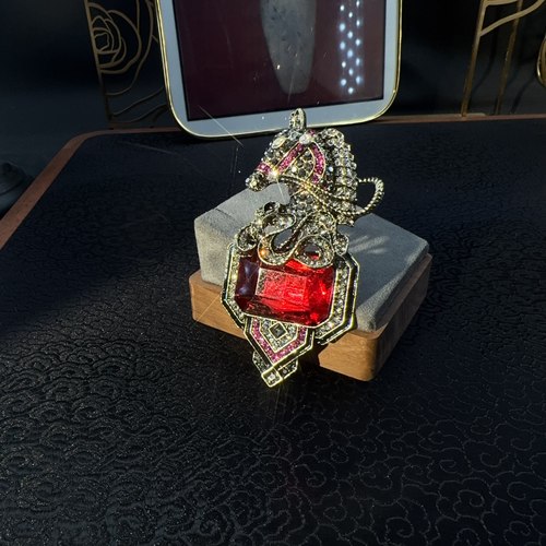 新款专场骏马红色水钻别针皇冠配饰B23