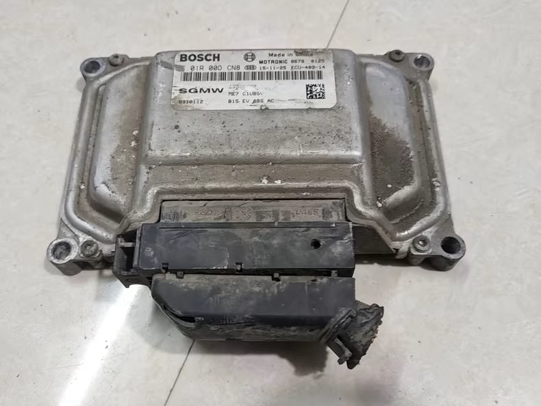 五菱荣光V发动机电脑板 原装拆车 实物图片拍摄 型号F01R00DCN8