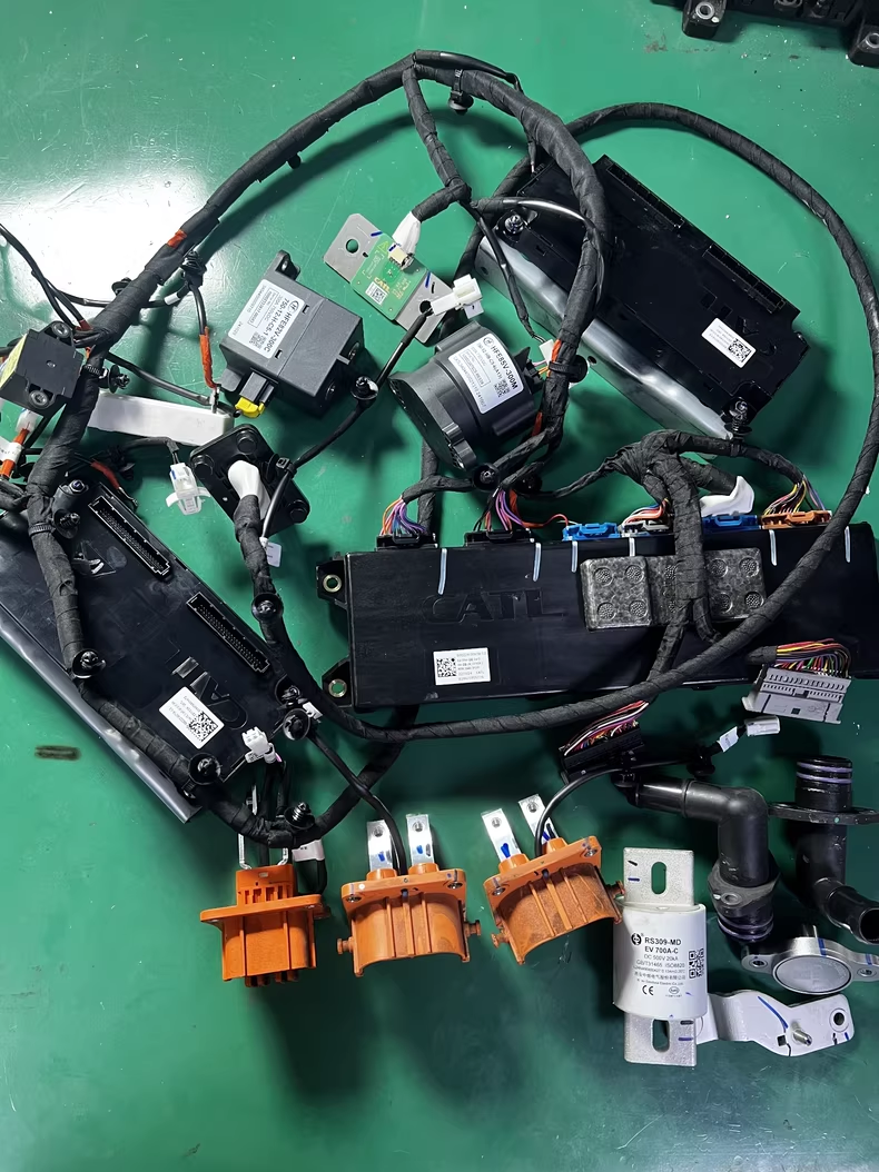 长安深蓝S07 时代长安磷酸铁锂动力电池包，379V 1