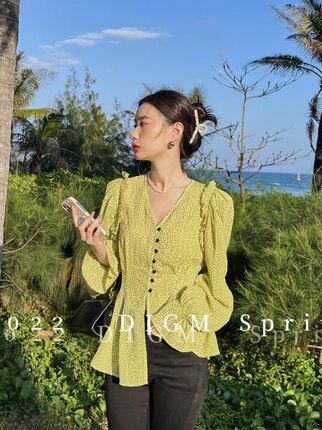 波点衬衫女春季V领显瘦个性设计感小众泡泡袖修身百搭衬衣单排扣