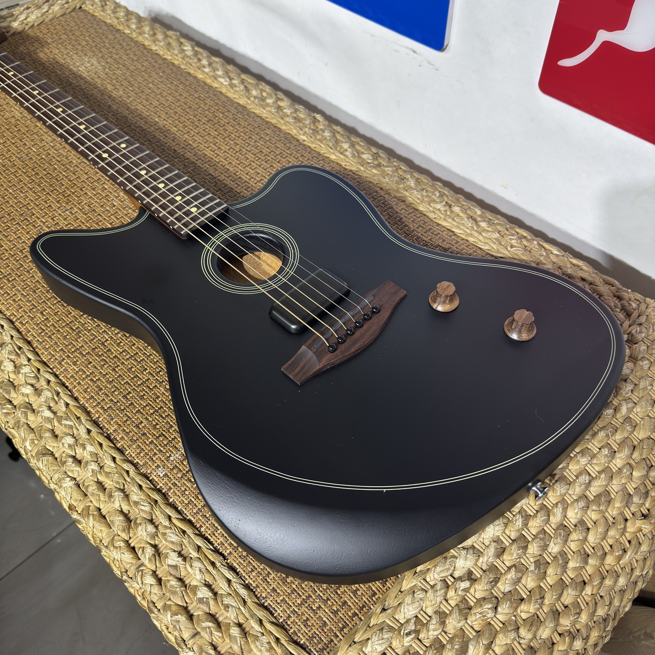 Fender芬达爵士电木吉他