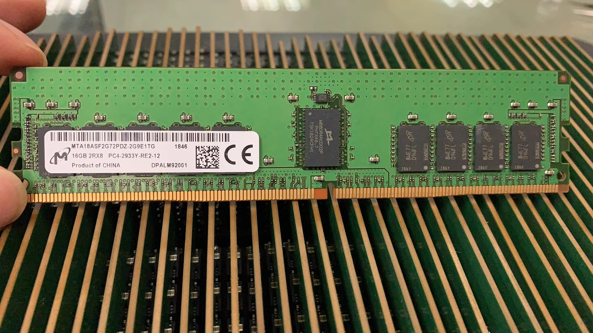 镁光 MTA18ASF2G72PDZ-2G9E1UI/TG 16G 2RX8 PC4-2933Y服务器内存