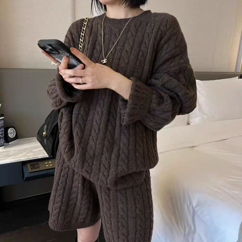 高级感慵懒风复古麻花针织套装女秋冬新款宽松圆领毛衣短裤两件套