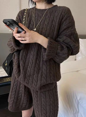 高级感慵懒风复古麻花针织套装女秋冬新款宽松圆领毛衣短裤两件套
