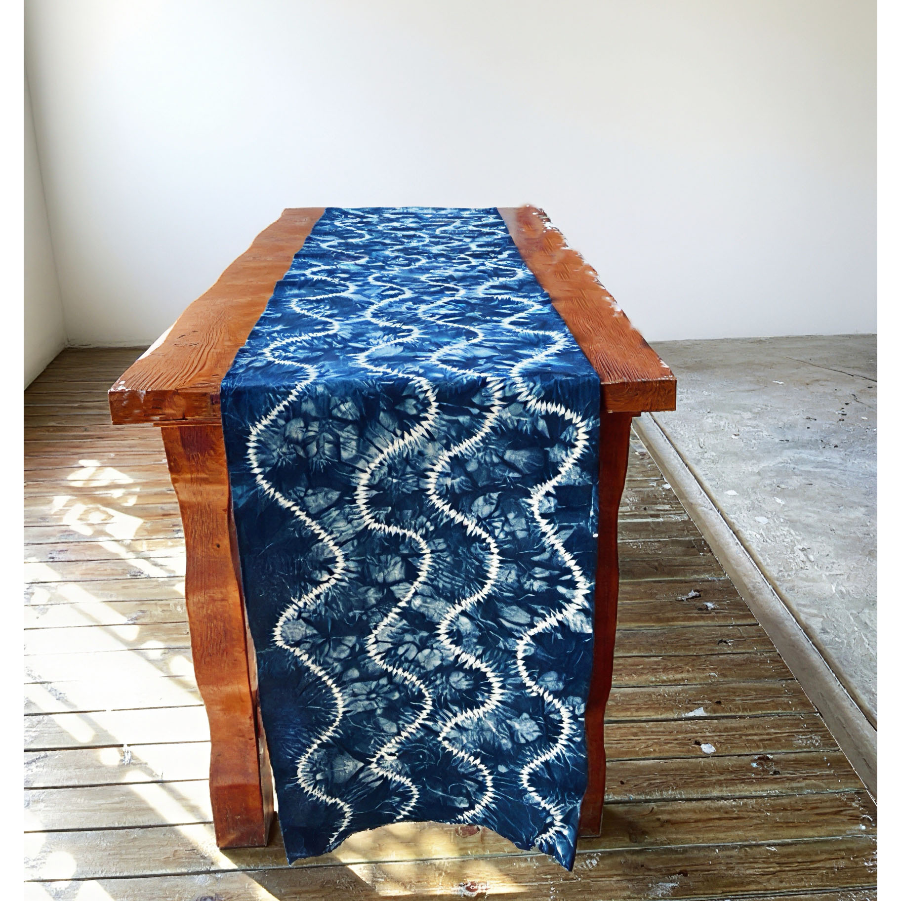 植物染古法针扎土布桌旗