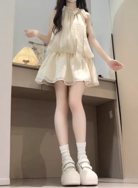 法式杏色无袖挂脖吊带连衣裙子女夏季2025新款度假小个子收腰短裙
