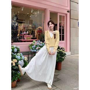 春秋黄色V领假两件毛衣女温柔风长袖套头针织衫白色半身裙两件套
