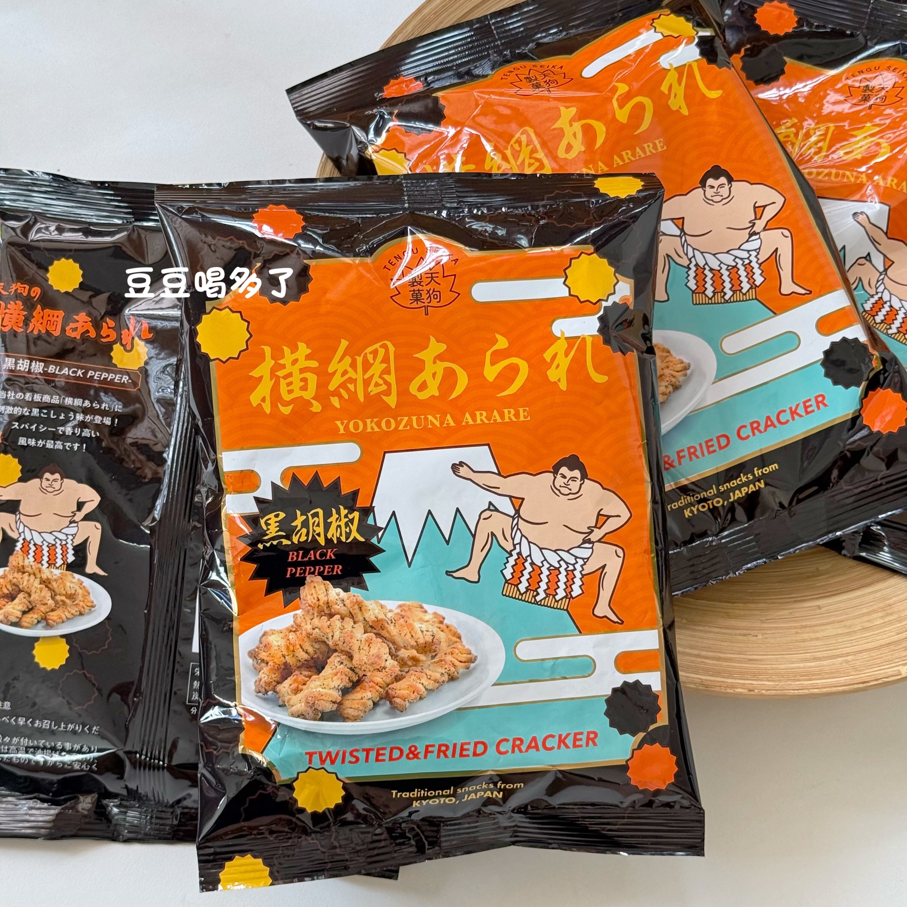 现货 日本天狗制果-横纲黑胡椒扭纹炸米果脆条浓香酥脆零食45g