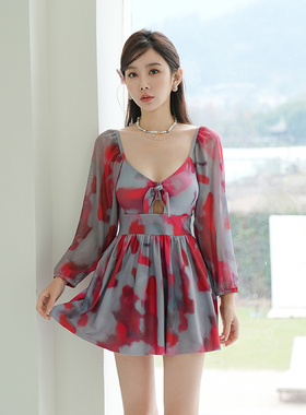 INS泳衣女性感镂空连体裙式长袖防晒泡温泉遮肚显瘦度假海岛新款
